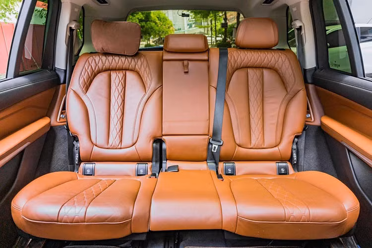 Điểm mới trên BMW X7 là cần số của được làm từ pha lê khá sang chảnh. Tương tự các dòng xe BMW chủ lực khác, hàng loạt các tính năng an toàn cũng được thương hiệu Đức trang bị cho X7 như; Hỗ trợ lái chủ động, Cảnh báo điểm mù, Cảnh báo chệch làn, Cảnh báo va chạm sau/trước, Cảnh báo người đi bộ băng qua đường và Cảnh báo tốc độ giới hạn...