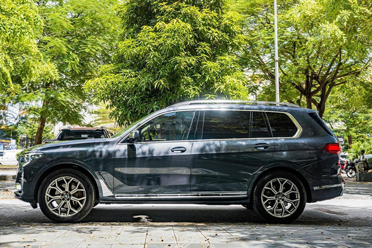 Theo thông tin từ phía người bán, chiếc BMW X7 2020 bản xDrive40i M Sport đời 2020 này đã mang biển số Hà Nội. Kích thước xe dài x rộng x cao lần lượt là 5.163 x 1.999 x 1.805 mm, chiều dài của trục cơ sở là 3.103 mm. Hệ thống treo khí nén của xe có khả năng nâng hạ gầm trong khoảng 40 mm, khi chức năng Sport trên xe được kích hoạt hoặc vận tốc tối đa trên 138 km/h, thân xe tự động hạ thấp xuống 20 mm.
