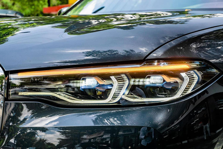 Cụm đèn hậu tích hợp công nghệ LED, thay vì trang bị cụm đèn hậu nối liền như một số mẫu xe thương mại hiện nay, BMW X7 được bổ sung một thanh chrome nối liền cụm đèn hậu, tạo vẻ ngoài hiện đại cho X7. Bộ mâm bản xDrive40i M Sport thiết kế dạng đa châu đi kèm với lốp Pirelli P Zero kích thước lần lượt là 275/40 R22 và 315/35 R22.