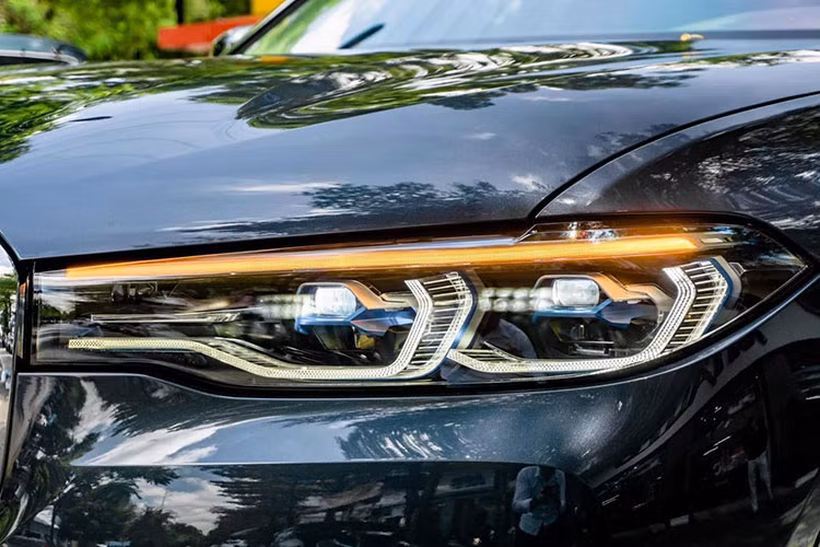 Cụm đèn hậu tích hợp công nghệ LED, thay vì trang bị cụm đèn hậu nối liền như một số mẫu xe thương mại hiện nay, BMW X7 được bổ sung một thanh chrome nối liền cụm đèn hậu, tạo vẻ ngoài hiện đại cho X7. Bộ mâm bản xDrive40i M Sport thiết kế dạng đa châu đi kèm với lốp Pirelli P Zero kích thước lần lượt là 275/40 R22 và 315/35 R22.