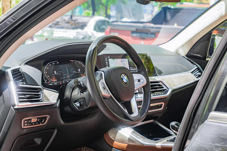 Tiện nghi trên chiếc xe hơi BMW X7 2020 cũng đáng chú ý với cửa sổ trời toàn cảnh, 2 màn hình giải trí phía sau 10,2 inch, màn hình hiển thị thông tin trên kính lái HUD, âm thanh vòm kim cương Bowers &amp; Wilking 3D với dàn loa 20 chiếc và 2 loa cao tần, điều hoà tự động 5 vùng độc lập, nút khởi động Star/Stop... 