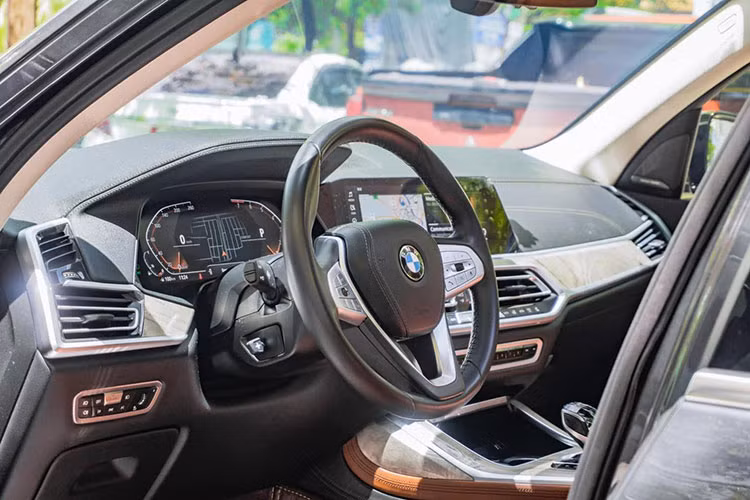 Tiện nghi trên chiếc xe hơi BMW X7 2020 cũng đáng chú ý với cửa sổ trời toàn cảnh, 2 màn hình giải trí phía sau 10,2 inch, màn hình hiển thị thông tin trên kính lái HUD, âm thanh vòm kim cương Bowers &amp; Wilking 3D với dàn loa 20 chiếc và 2 loa cao tần, điều hoà tự động 5 vùng độc lập, nút khởi động Star/Stop... 