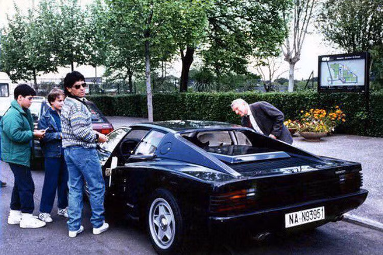 Dòng xe thể thao màu đen của Ferrari được đánh giá phù hợp với phong cách sống của huyền thoại bóng đá Arghentina. Siêu xe Ferrari Testarosa thường được Maradona sử dụng khi đến các tụ điểm giải trí.
