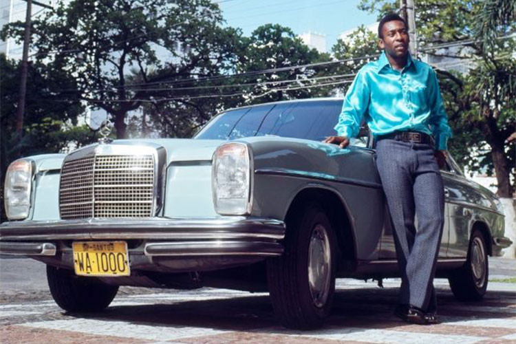 “Ông vua bóng đa” Pelé lựa chọn mẫu xe sang Mercedes-Benz W114 đời 1970 của Đức. Trong sự nghiệp, cầu thủ người Brazil giành hàng loạt danh hiệu cao quý, vô địch World Cup 3 lần cùng đội tuyển quốc gia. 