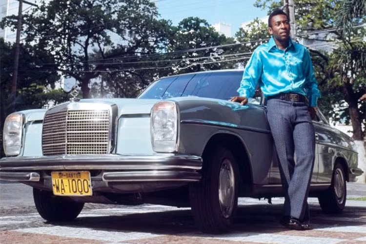 “Ông vua bóng đa” Pelé lựa chọn mẫu xe sang Mercedes-Benz W114 đời 1970 của Đức. Trong sự nghiệp, cầu thủ người Brazil giành hàng loạt danh hiệu cao quý, vô địch World Cup 3 lần cùng đội tuyển quốc gia. 