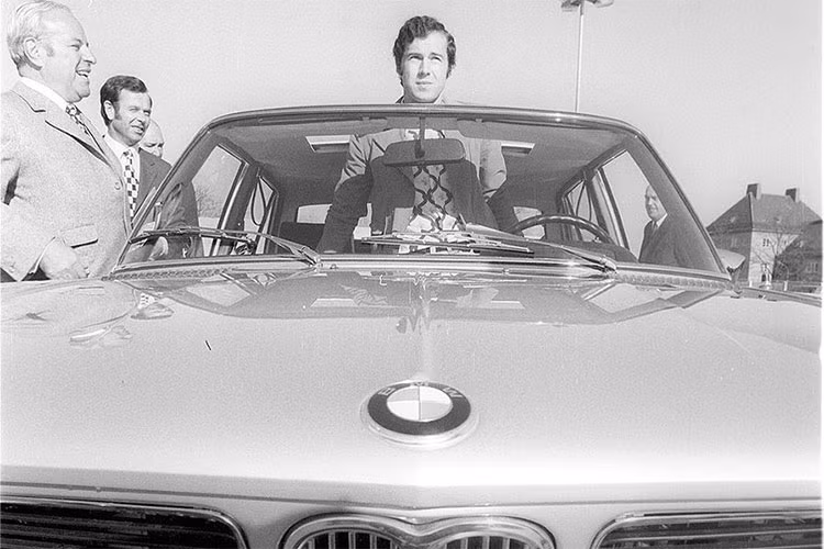 Chiếc xe BMW 2800 CS đời 1972 là một trong những mẫu xe nổi tiếng của BMW trong quá khứ. Mẫu coupe trang bị động cơ M30 6 xi-lanh thẳng hàng, loại động cơ được dùng đến năm 1994 và là một trong những động cơ tốt nhất thế kỷ 20 theo đánh giá của Wards Auto.