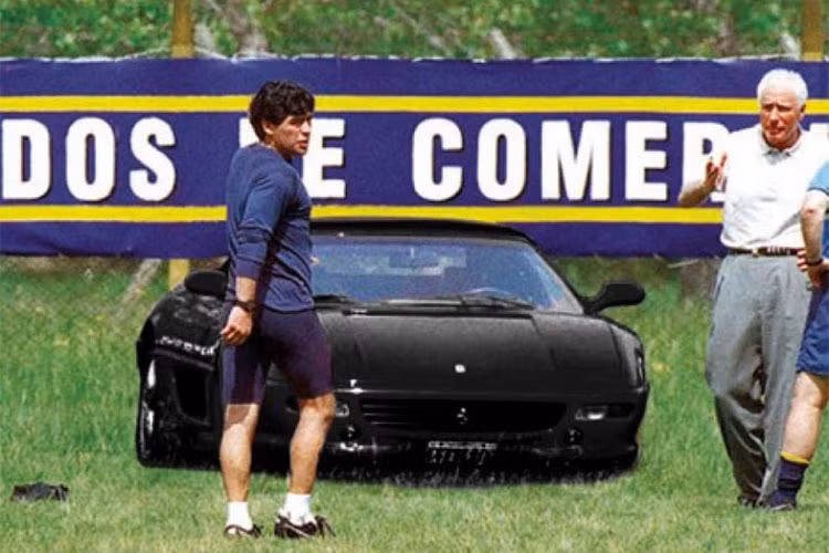 Ferrari Testarosa của Maradona được sản xuất từ năm 1984 đến 1996, thiết kế bởi Pininfarina. Xe trang bị động cơ 4.9, 12 xi-lanh thẳng hàng, đi cùng hộp số 5 cấp. Đây là một trong những mẫu xe có số lượng sản xuất nhiều nhất của Ferrari, gần 10.000 chiếc.