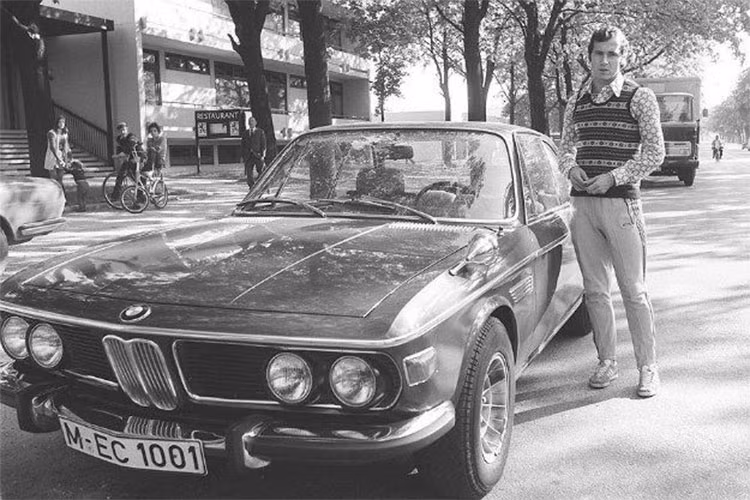 BMW 2800 CS 1972 là dòng xe được hoàng đế bóng đá Đức - Franz Beckenbauer yêu thích. Huyền thoại bóng đá Đức rất thành công trong sự nghiệp khi cùng Tây Đức vô địch World Cup 1974, lặp lại kỳ tích tương tự khi ông làm huấn luyện viên vào năm 1990.
