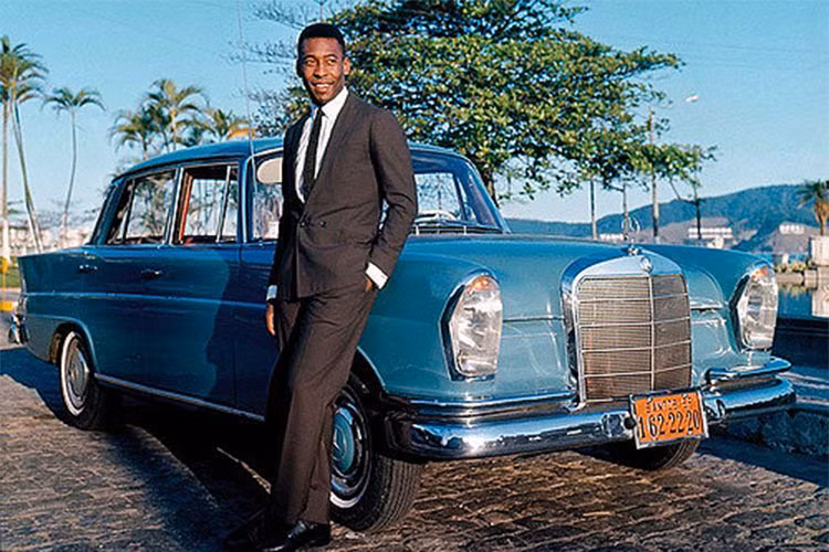 Mercedes W114 của Pelé là dòng sedan cỡ lớn nổi tiếng của Đức thời đó, nó được sản xuất và kiểm soát chặt chẽ về chất lượng. Dòng xe này cũng chỉ phân phối tại một số thị trường nhất định, mở đầu cho thời kỳ sản xuất những sản phẩm bền bỉ, an toàn và có kích thước lớn. 
