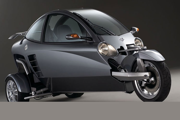 Được ra mắt cách đây gần 20 năm và không giống bất cứ một mẫu xe “microcar” nào trước đó, ở đời đầu tiên chiếc Carver EV 3 bánh không được chạy bằng điện mà thay vào đó là được trang bị động cơ xe máy nhỏ công suất 65 mã lực.