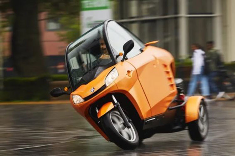 Nội thất xe trông cơ bản, nhưng có tất cả những gì bạn cần. “Fully Charged” kết luận rằng Carver là một phương tiện tuyệt vời để đi vòng quanh thành phố và thú vị hơn nhiều so với Renault Twizy.