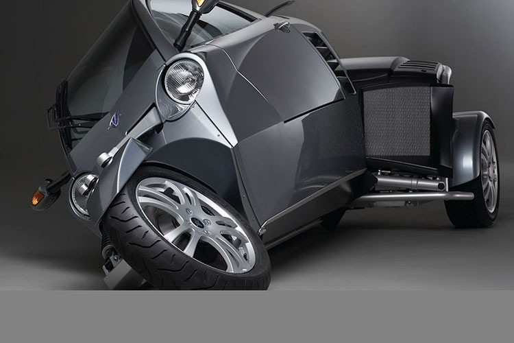 Mẫu xe 3 bánh Carver EV chạy điện hoàn toàn mới được đặt tên đơn giản là Carver. Kênh YouTube chuyên về xe điện “Fully Charged” đã có cơ hội trải nghiệm Carver, và họ nhanh chóng nhấn mạnh một tính năng nổi bật của mẫu xe này là DVC (Dynamic Vehicle Control).