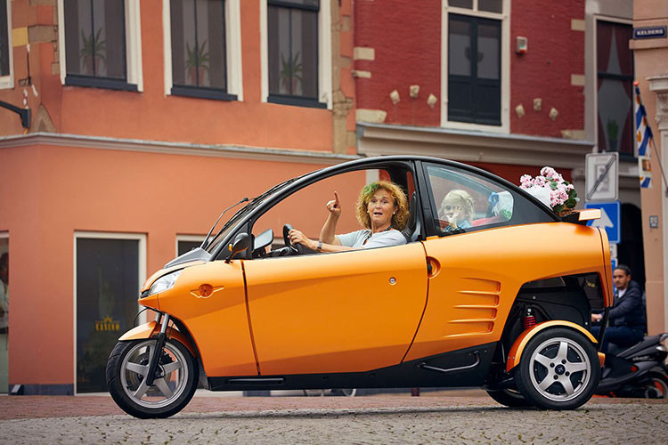 Các phiên bản của xe gồm: Carver Comfort (đi kèm với thảm sàn, Bluetooth, và giá đỡ điện thoại), Carver Sport (sử dụng chất liệu hợp kim đen và tăng tốc tốt hơn), và cuối cùng là Carver Cargo (một biến thể xe van).