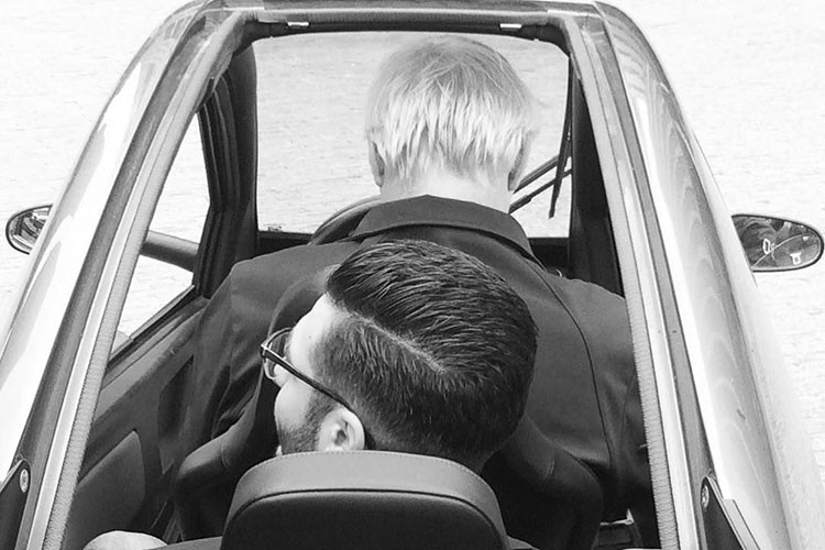 Với trọng lượng rất nhẹ, chiếc xe chỉ cần trang bị cụm pin 5,4 kWh, đồng nghĩa chi phí không đáng kể để sạc đầy. Nó cũng có phạm vi di chuyển 96 km, quá đủ để chạy trong thành phố. 