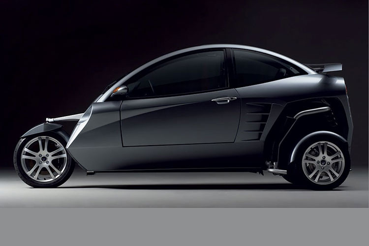 Chiếc xe 3 bánh Carver One là mắt này cũng từng được các nhà báo đón nhận nồng nhiệt như Twizy của Renault, nhưng rồi nó cũng không thể hiện tốt từ góc độ bán hàng… như Twizy. Nhưng bây giờ Carver hoàn toàn mới đã trở lại và lần này chúng hoàn toàn chạy bằng điện.