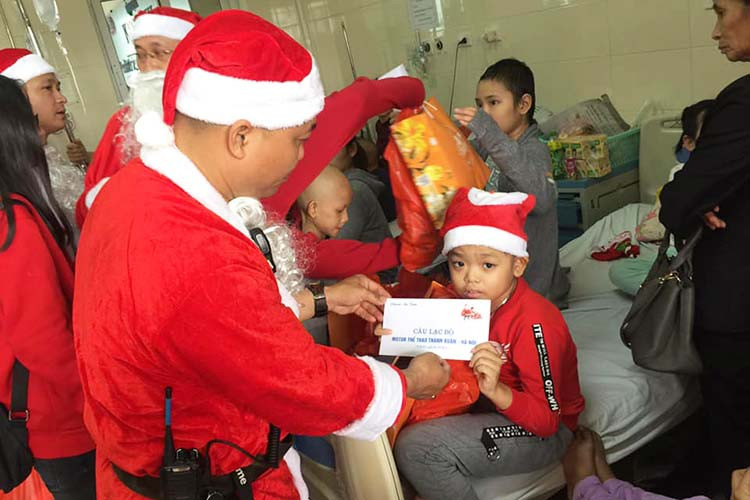 Ngoài những suất quà giàng sinh cùng phiếu ăn, các em nhỏ còn được những thành viên đội môtô Thanh Xuân hỗ trợ một số tiền nhỏ nhằm giúp các em một phần trong quá trình điều trị tại viện K. Với nghĩa cử "lá lành đùm lá rách", giúp các em ấm lòng hơn trong mùa Giáng sinh này.