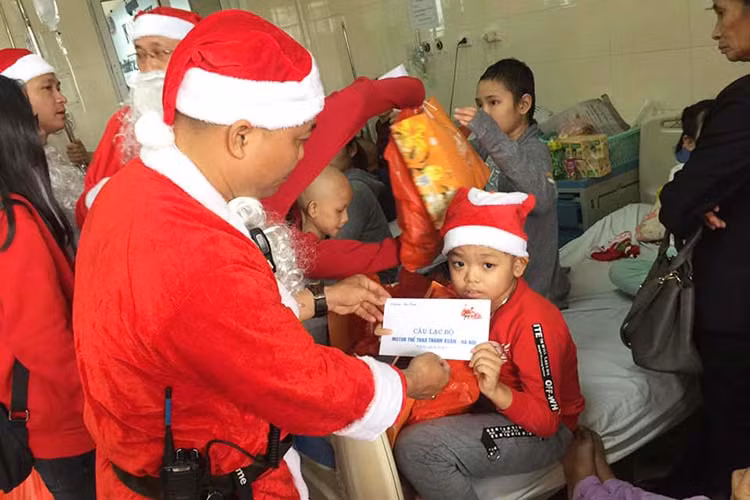 Ngoài những suất quà giàng sinh cùng phiếu ăn, các em nhỏ còn được những thành viên đội môtô Thanh Xuân hỗ trợ một số tiền nhỏ nhằm giúp các em một phần trong quá trình điều trị tại viện K. Với nghĩa cử "lá lành đùm lá rách", giúp các em ấm lòng hơn trong mùa Giáng sinh này.