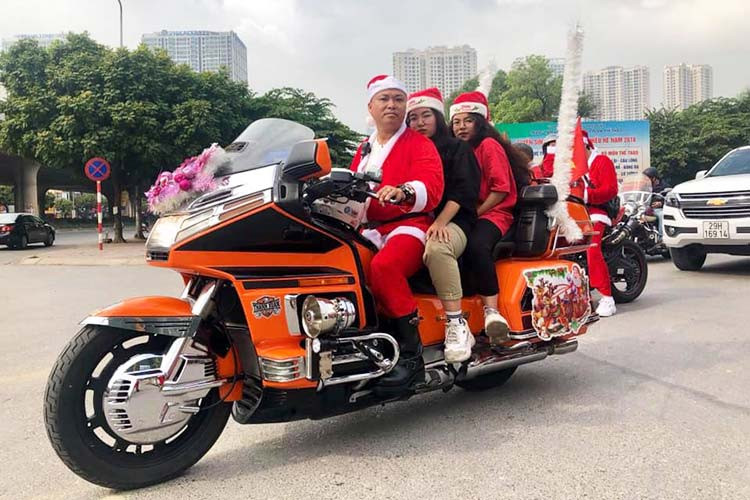 Trước đó, các thành viên đã tập trung tại nhà văn hoá quận Thanh Xuân để chuẩn bị trang phục và trang trí xe. Chị Kim Thuỷ, nữ thành viên duy nhất của câu lạc bộ, cho biết đã từng tham gia chương trình vào năm ngoái. Khi nhìn thấy các em nhỏ hạnh phúc nhận quà, lòng chị cũng cảm thấy hạnh phúc.