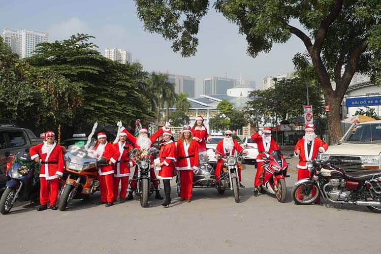 Vào chiều nay, ngày 24/12/2019 - những thành viên của câu lạc bộ môtô Thanh Xuân đã cùng nhau hoá trang thành những bà, ông già Noel cưỡi môtô khủng đến bệnh viện K, cơ sở Tân Triều tại Hà Nội để tặng quà cho bệnh nhi. Đây là chương trình thường niên của câu lạc bộ.