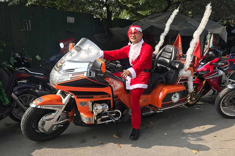 Tham gia chương trình có mẫu xe Vua đường trường Honda Gold Wing, chiếc Royal Enfield được lắp thuyền, Harley-Davidson... cùng nhiều mẫu xe môtô phân khối lớn của nhiều thương hiệu khác nhau thuộc sở hữu của các thành viên câu lạc bộ môtô Thanh Xuân.