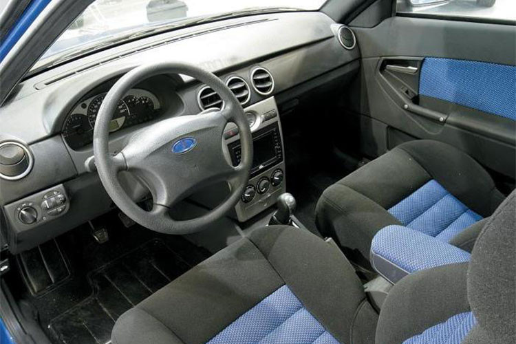 Những chiếc Lada Priora cơ bản được trang bị túi khí ở vị trí người lái cùng tay lái điện. Kể từ tháng 5/2008, Lada Priora có thêm phiên bản “Lux” trang bị túi khí ở cả vị trí ghế ngồi hành khách, bộ căng dây đai an toàn ở ghế trước, hệ thống chống bó phanh và cảm biến hỗ trợ đỗ xe.