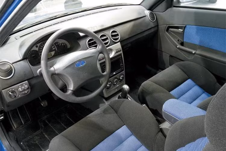 Những chiếc Lada Priora cơ bản được trang bị túi khí ở vị trí người lái cùng tay lái điện. Kể từ tháng 5/2008, Lada Priora có thêm phiên bản “Lux” trang bị túi khí ở cả vị trí ghế ngồi hành khách, bộ căng dây đai an toàn ở ghế trước, hệ thống chống bó phanh và cảm biến hỗ trợ đỗ xe.