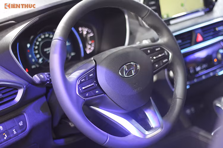 Phần quà của HLV Park Hang Seo là chiếc xe Hyundai SantaFe thế hệ mới nhất, thuộc phiên bản Diesel 2.2 Premium. Giá xe Hyundai SantaFe Premium 2019 đang được bán tại thị trường Việt Nam với mức bán lẻ đề xuất là 1,245 tỷ đồng (đã bao gồm thuế VAT).