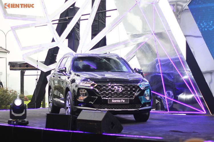 Đặc biệt, SantaFe thế hệ mới được bổ sung 2 tính năng an toàn cao cấp mới, bao gồm hệ thống khóa an toàn thông minh SEA và cảnh báo người ngồi hàng ghế sau ROA. Với hệ thống SEA, SantaFe sẽ sử dụng hệ thống radar để quét các phương tiện đi tiến sát đến vùng nguy hiểm khi mở cửa xe, trong trường hợp có xe tiến đến.