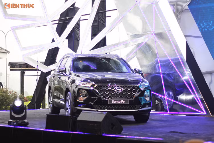 Đặc biệt, SantaFe thế hệ mới được bổ sung 2 tính năng an toàn cao cấp mới, bao gồm hệ thống khóa an toàn thông minh SEA và cảnh báo người ngồi hàng ghế sau ROA. Với hệ thống SEA, SantaFe sẽ sử dụng hệ thống radar để quét các phương tiện đi tiến sát đến vùng nguy hiểm khi mở cửa xe, trong trường hợp có xe tiến đến.