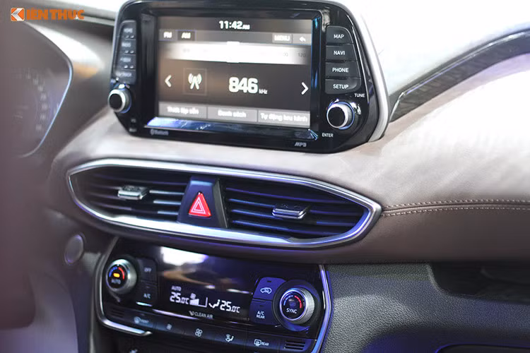 Thế hệ mới của SUV Hyundai SantaFe 2019 gây ấn tượng mạnh với thiết kế cá tính, thể thao nhưng không kém phần lịch lãm sang trọng với lưới tản nhiệt thác nước Cascading Grill mạ Crom đen nổi bật. Xe được trang bị những công nghệ cao cấp như đèn pha full LED – Projector, đèn hậu LED 3D, lazang 19 inch,...