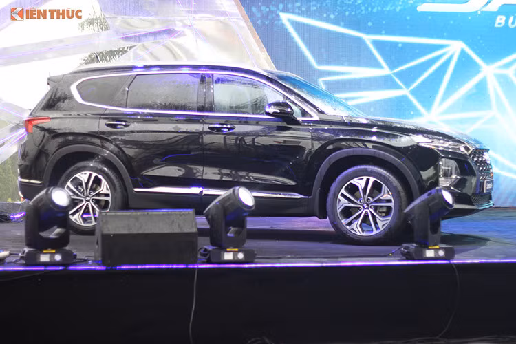 Những tính năng an toàn trên xe bao gồm hệ thống phanh ABS, EBD, BA, hệ thống cân bằng điện tử ESC, cảm biến đỗ xe trước-sau, hệ thống cảnh báo điểm mù BSD, hệ thống cảnh báo lùi phương tiện cắt ngang RCCA,...