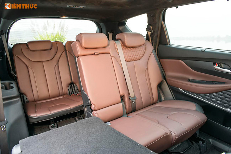 Hệ thống giải trí với màn hình trung tâm, các cổng kết nối đa phương tiện, kết nối Bluetooth, hệ thống điều hòa tự động, gương chiếu hậu trong xe chống chói, hiển thị thông tin kính lái HUD, điều hòa tự động 2 vùng độc lập, phanh tay điện tử, sạc không dây chuẩn Qi kết hợp sạch nhanh Quick charge.