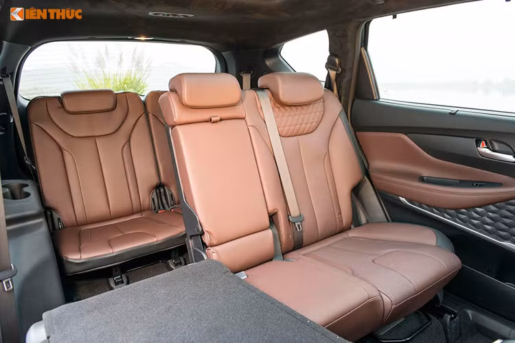 Hệ thống giải trí với màn hình trung tâm, các cổng kết nối đa phương tiện, kết nối Bluetooth, hệ thống điều hòa tự động, gương chiếu hậu trong xe chống chói, hiển thị thông tin kính lái HUD, điều hòa tự động 2 vùng độc lập, phanh tay điện tử, sạc không dây chuẩn Qi kết hợp sạch nhanh Quick charge.