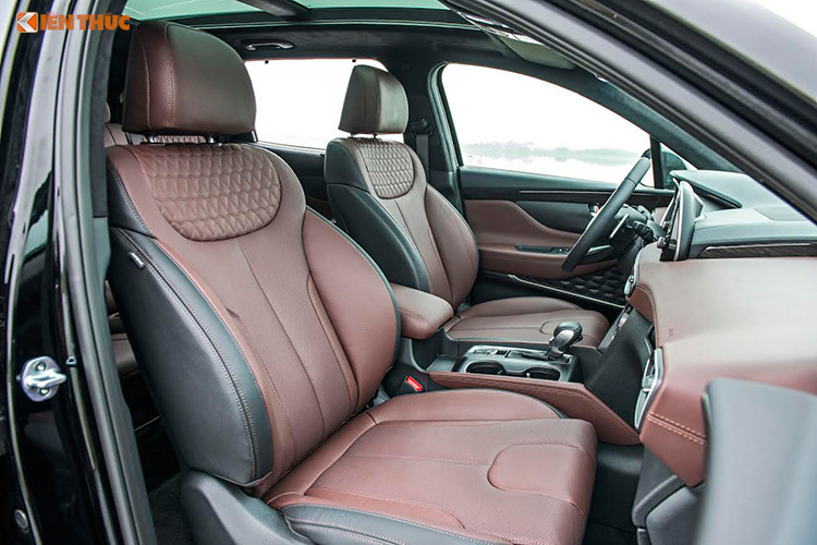 Về nội thất Hyundai SantaFe Premium 2019 được bọc da Nappa sang trọng, không gian nội thất rộng rãi với hàng ghế trước chỉnh điện kết hợp nhớ ghế 2 vị trí. Xe có trang bị cửa sổ trời toàn cảnh, trần xe bọc da Alcatara cao cấp.