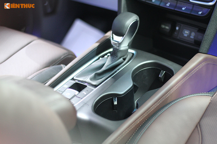 Xe được trang bị động cơ Diesel 2.2L cho công suất 200 mã lực tại 3.800 vòng/phút cùng Momen xoắn cực đại 441Nm tại 1.750 - 2.750 vòng/phút kết hợp hộp số tự động 8 cấp cùng hệ thống dẫn động 4 bánh toàn thời gian H-TRAC.