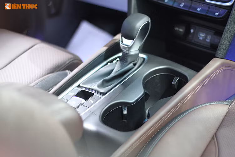 Xe được trang bị động cơ Diesel 2.2L cho công suất 200 mã lực tại 3.800 vòng/phút cùng Momen xoắn cực đại 441Nm tại 1.750 - 2.750 vòng/phút kết hợp hộp số tự động 8 cấp cùng hệ thống dẫn động 4 bánh toàn thời gian H-TRAC.