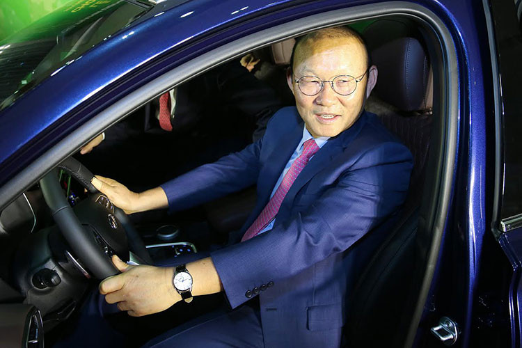 Tham dự lễ trao xe Hyundai SantaFe cho HLV Park có sự góp mặt của ông Young Tack Lee - Phó Tổng Giám đốc cấp cao Hyundai khu vực châu Á - Thái Bình Dương; ông Nguyễn Anh Tuấn - Chủ tịch HĐQT Tập đoàn Thành Công; ông Lê Ngọc Đức - Tổng Giám đốc Tập đoàn Thành Công cùng nhiều lãnh đạo của tập đoàn.