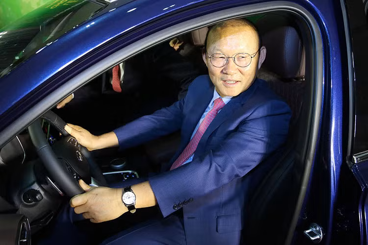 Tham dự lễ trao xe Hyundai SantaFe cho HLV Park có sự góp mặt của ông Young Tack Lee - Phó Tổng Giám đốc cấp cao Hyundai khu vực châu Á - Thái Bình Dương; ông Nguyễn Anh Tuấn - Chủ tịch HĐQT Tập đoàn Thành Công; ông Lê Ngọc Đức - Tổng Giám đốc Tập đoàn Thành Công cùng nhiều lãnh đạo của tập đoàn.