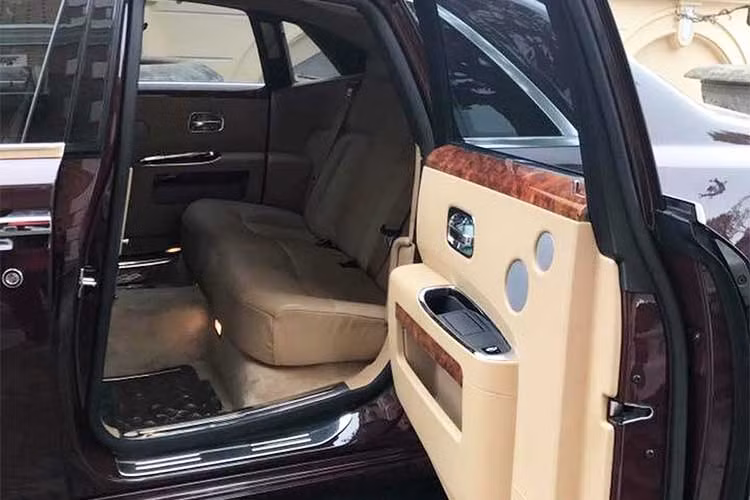 Mức giá của mẫu siêu xe sang Rolls-Royce Ghost này được xem là khá rẻ, đặc biệt lại thêm biển số "ngũ quý 1" cực độc. Trong khi với xe mới thuộc dòng Series II EWB hiện có giá tăng thêm trên 20 tỷ đồng so với hồi công bố năm 2014 vì áp dụng thuế tiêu thụ đặc biệt từ 1/7/2016 (giá xe trung bình hiện là khoảng trên 40 tỷ đồng).