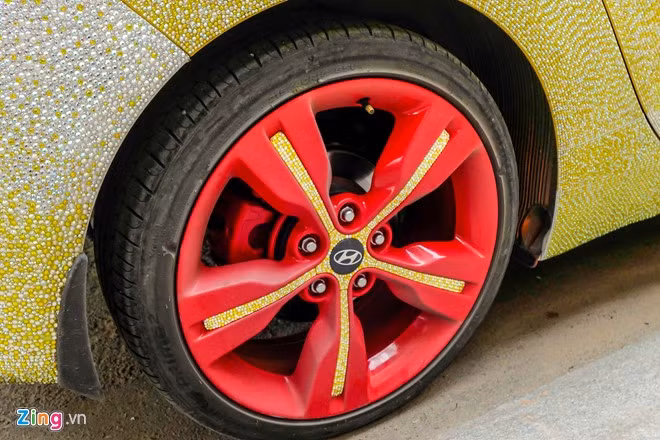 Vành xe được sơn màu đỏ, đính hạt ở các chấu.