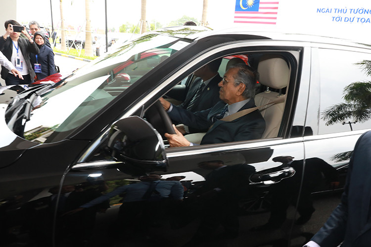 Trước chuyến thăm Việt Nam, ông Mahathir rất quan tâm tới sản phẩm xe hơi đầu tiên của thương hiệu ôtô VinFast và bày tỏ mong muốn được trực tiếp cầm vô lăng các mẫu xe mới này. Tại làng phần mềm FPT ở Hòa Lạc, Hà Nội, ông Mahathir 94 tuổi đã tự cầm lái chạy thử mẫu xe VinFast Lux SA 2.0 với tốc độ 120 km/h.