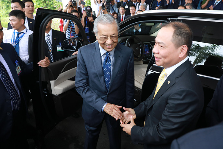 VinFast Lux SA 2.0 là một trong ba mẫu xe đầu tiên của thương hiệu ô tô Việt Nam gồm: Fadil, Lux A2.0 và Lux SA2.0. Lux SA 2.0 là chiếc SUV đầu tiên do VinFast sản xuất. Đây là dòng xe phát triển dựa trên nền tảng của BMW X5 thế hệ 5, do Vinfast mua bản quyền từ hãng xe Đức.