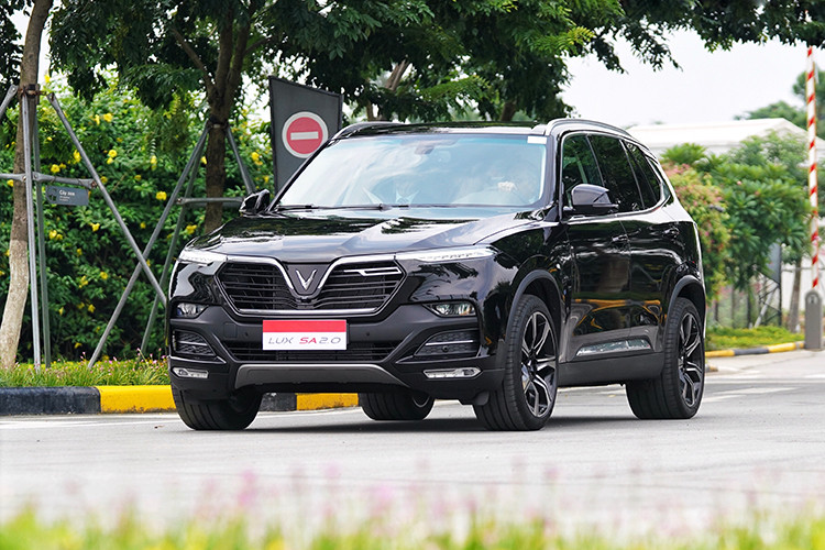 Sáng nay 28/8, tại làng phần mềm FPT Hòa Lạc, Hà Nội, Thủ tướng Malaysia - Mahathir Mohamad đã có những trải nghiệm "tuyệt vời" khi cầm lái chiếc VinFast Lux SA 2.0, một trong những chiếc xe hơi thương mại đầu tiên của ngành công nghiệp ôtô Việt Nam.