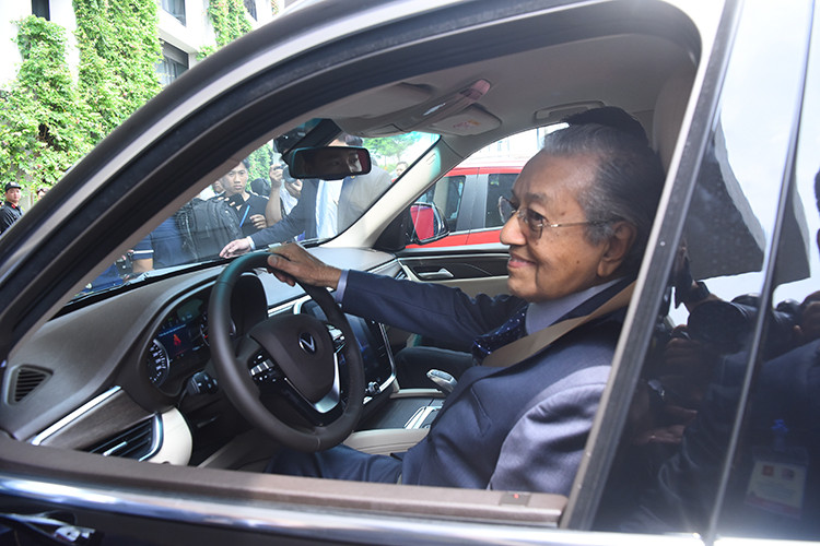 Thủ tướng Malaysia tươi cười bước xuống xe, kết thúc hành trình trải nghiệm chiếc xe được coi là niềm tự hào Việt Nam. Ngay sau khi chạy thử, ônmg cho biết, "Quãng đường ngắn nên tôi tiếc là không thể lái với tốc độ cao hơn. Nhưng chiếc xe thực sự rất khỏe, chạy ở tốc độ cao rất tốt".