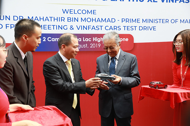 Cũng tại sự kiện này, vị Tổng thống 94 tuổi của Malaysia đã hào hứng nhận món quà mô hình xe VinFast Lux SA2.0 và Lux A2.0. Hai mẫu xe VinFast từng nhận giải thưởng "Ngôi sao mới" tại Paris Motor Show 2018.