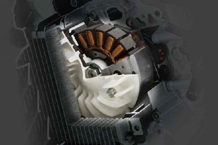 Để đảm bảo an toàn, Honda trang bị Air Blade chân chống bên có công tắc. Khi chân chống gạt xuống thì động cơ sẽ bị ngắt ngay tức thì. Động cơ cũng chỉ hoạt động được khi chân chống đã được gạt lên.