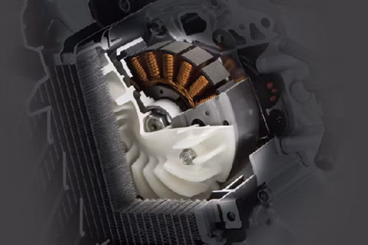 Để đảm bảo an toàn, Honda trang bị Air Blade chân chống bên có công tắc. Khi chân chống gạt xuống thì động cơ sẽ bị ngắt ngay tức thì. Động cơ cũng chỉ hoạt động được khi chân chống đã được gạt lên.