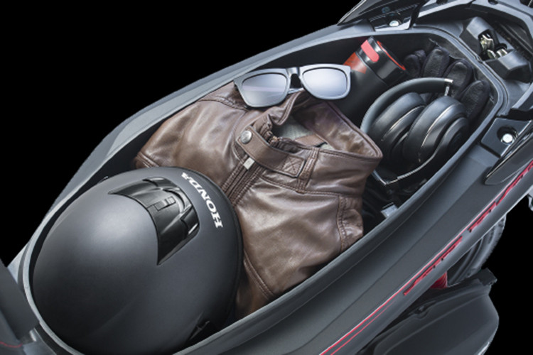 Honda Air Blade phiên bản mới cũng sẽ vẫn có các trang bị nổi bật như cốp xe rộng, hệ thống khóa thông minh Smart Key vận hành xe không dùng chìa vật lý mà sử dụng bộ điều khiển FOB, vừa có khả năng chống trộm tốt, vừa có khả năng tìm xe dễ dàng trong bãi gửi.