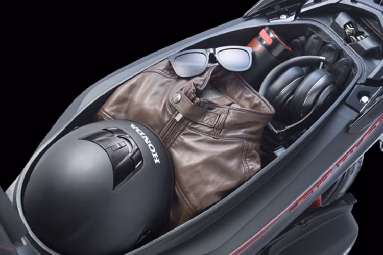 Honda Air Blade phiên bản mới cũng sẽ vẫn có các trang bị nổi bật như cốp xe rộng, hệ thống khóa thông minh Smart Key vận hành xe không dùng chìa vật lý mà sử dụng bộ điều khiển FOB, vừa có khả năng chống trộm tốt, vừa có khả năng tìm xe dễ dàng trong bãi gửi.