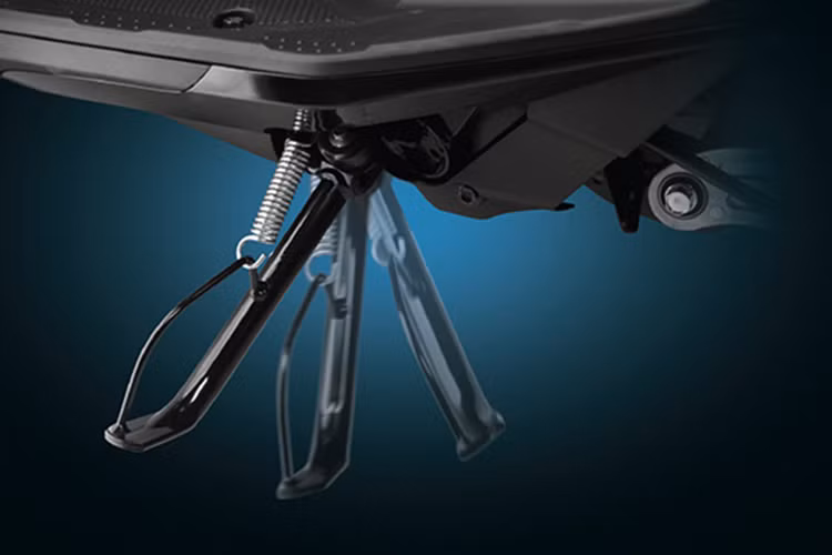 Để đảm bảo an toàn, Honda trang bị Air Blade 125 mới chân chống bên có công tắc. Khi chân chống gạt xuống thì động cơ sẽ bị ngắt ngay tức thì. Động cơ cũng chỉ hoạt động được khi chân chống đã được gạt lên.